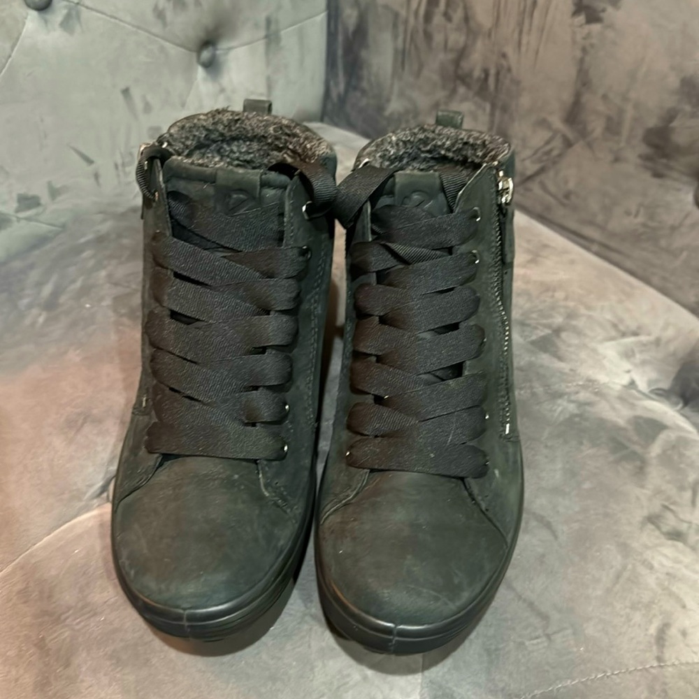 Ecco Black Sneakers Women Shoes Size 39 or 9